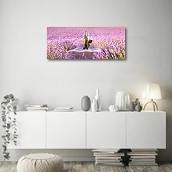 «Франция, Прованс. Столик с вином на лавандовом поле» в интерьере стильной минималистичной гостиной в белом цвете