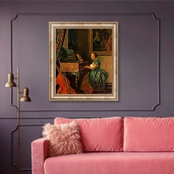 «Дама за спинетом» в интерьере гостиной с розовым диваном