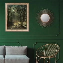 «Лунный свет» в интерьере классической гостиной с зеленой стеной над диваном