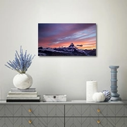 «Горная вершина Маттерхорн на закате» в интерьере современной гостиной с голубыми деталями