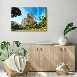 «Барселона, церковь Саграда Фамилия» в интерьере современной комнаты над комодом