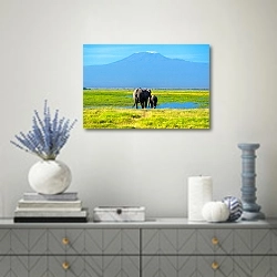 «Два слона на фоне Килиманджаро» в интерьере современной гостиной с голубыми деталями