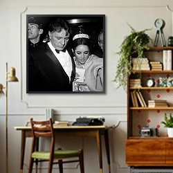 «Ричард Бертон и Элизабет Тэйлор» в интерьере кабинета в стиле ретро над столом