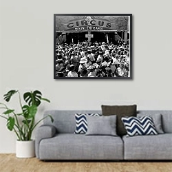 «История в черно-белых фото 333» в интерьере гостиной в скандинавском стиле с серым диваном