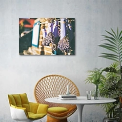 «Лавандовые букеты» в интерьере современной гостиной с желтым креслом
