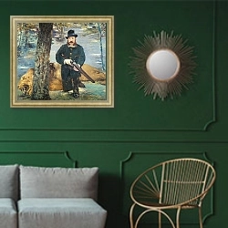 «Pertuiset, Lion Hunter, 1881» в интерьере классической гостиной с зеленой стеной над диваном