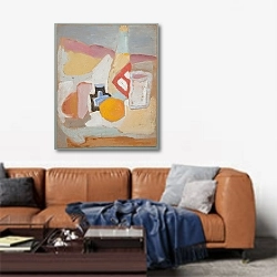 «Martwa natura z pomarańczą, butelką i kałamarzem» в интерьере современной гостиной над диваном