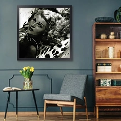 «Hayworth, Rita 9» в интерьере гостиной в стиле ретро в серых тонах