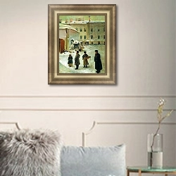 «Петербургский дворик. Конец 1850-х» в интерьере классической гостиной с зеленой стеной над диваном
