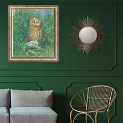 «Tawny Owl: A Holly retreat, from source unknown» в интерьере классической гостиной с зеленой стеной над диваном