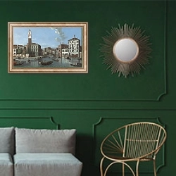«Гранд Канал» в интерьере классической гостиной с зеленой стеной над диваном