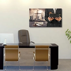 «Адвокат по недвижимости» в интерьере офиса над столом начальника