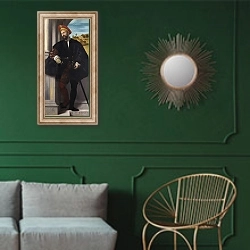 «Портрет мужчины 2» в интерьере классической гостиной с зеленой стеной над диваном