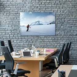 «Лыжная прогулка в горах» в интерьере современного офиса с черной кирпичной стеной