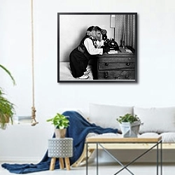 «История в черно-белых фото 1016» в интерьере гостиной в скандинавском стиле над диваном