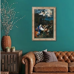«Поклонение пастухов» в интерьере гостиной с зеленой стеной над диваном
