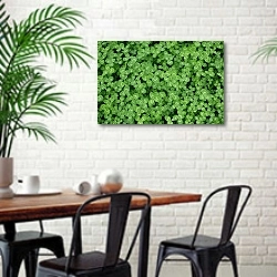 «Зеленый ковер из клевера» в интерьере столовой в скандинавском стиле с кирпичной стеной
