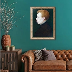 «Портрет мальчика 2» в интерьере гостиной с зеленой стеной над диваном