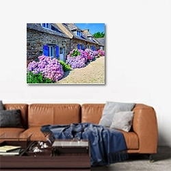 «Гортензии в небольшой деревне, Бретань, Франция» в интерьере современной гостиной над диваном