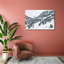 «Французские Альпы. Яркое пятно» в интерьере современной гостиной в розовых тонах