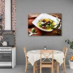 «Зеленые и черные оливки в пиале с оливковым маслом» в интерьере кухни над обеденным столом