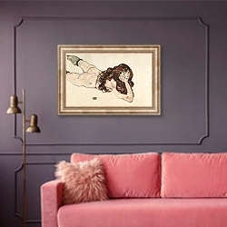 «Лежащая обнаженная» в интерьере гостиной с розовым диваном