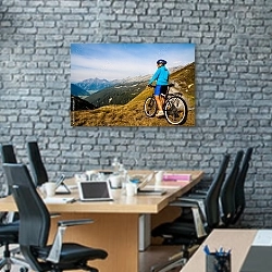 «Горный велосипедист» в интерьере современного офиса с черной кирпичной стеной