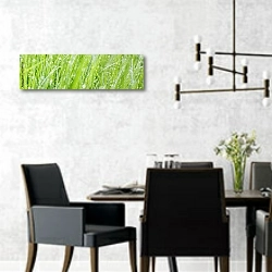 «Трава с каплями росы» в интерьере современной столовой с черными креслами