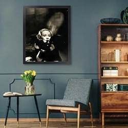 «Dietrich, Marlene 18» в интерьере гостиной в стиле ретро в серых тонах