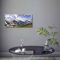 «Заснеженные Альпы» в интерьере современной гостиной в серых тонах