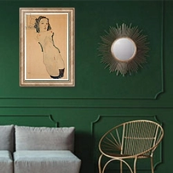 «Reclining Nude with Black Stockings; Liegender Akt mit schwarzen Strumpfen, 1911» в интерьере классической гостиной с зеленой стеной над диваном