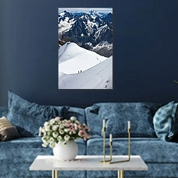 «Два альпиниста на снежном склоне» в интерьере современной гостиной в синем цвете