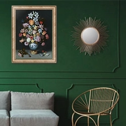 «Натюрморт с цветами в вазе» в интерьере классической гостиной с зеленой стеной над диваном