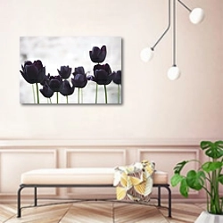 «Черные тюльпаны на светлом фоне» в интерьере современной прихожей в розовых тонах