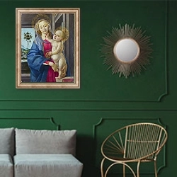 «Дева Мария с младенцем с гранатом» в интерьере классической гостиной с зеленой стеной над диваном