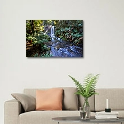 «Водопад в тропическом лесу 1» в интерьере современной светлой гостиной над диваном