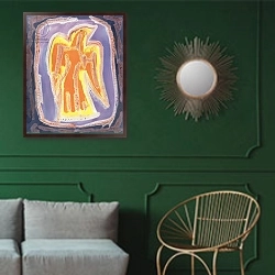 «Enclosed Form, 1990» в интерьере классической гостиной с зеленой стеной над диваном