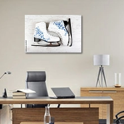 «Белый коньки с рисунком для фигурного катания» в интерьере кабинета директора над столом