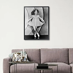 «История в черно-белых фото 90» в интерьере в скандинавском стиле над диваном