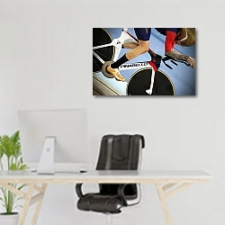 «Крутя колеса» в интерьере офиса над рабочим местом