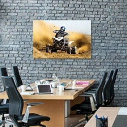«Квадроциклист в песках» в интерьере современного офиса с черной кирпичной стеной