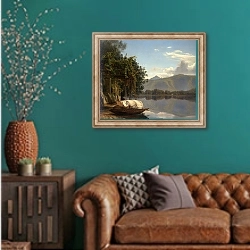 «Вид на озеро Лугано» в интерьере гостиной с зеленой стеной над диваном