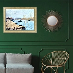 «Сена в Пор-Марли с кучами песка» в интерьере классической гостиной с зеленой стеной над диваном
