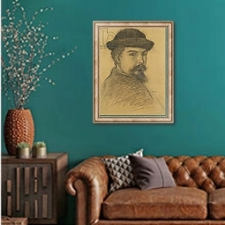 «Portrait of the artist in a black hat» в интерьере гостиной с зеленой стеной над диваном