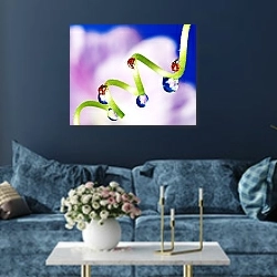 «Капли и божьи коровки на стебле» в интерьере современной гостиной в синем цвете