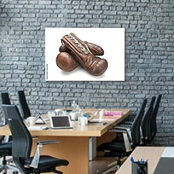 «Винтажные боксерские перчатки» в интерьере современного офиса с черной кирпичной стеной