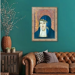 «Дева Мария» в интерьере гостиной с зеленой стеной над диваном