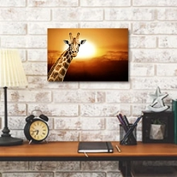 «Портрет жирафа на фоне заходящего солнца» в интерьере кабинета в стиле лофт над столом