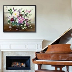 «Flowers in a Glass Vase,» в интерьере гостиной в бордовых тонах