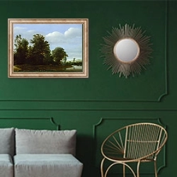 «Пейзаж с рекой у леса» в интерьере классической гостиной с зеленой стеной над диваном